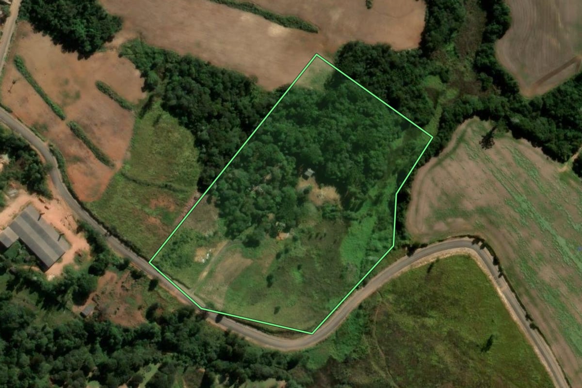 Imagem de satélite do imóvel rural em Ortigueira (PR), com o contorno declarado no CAR desenhado por cima.