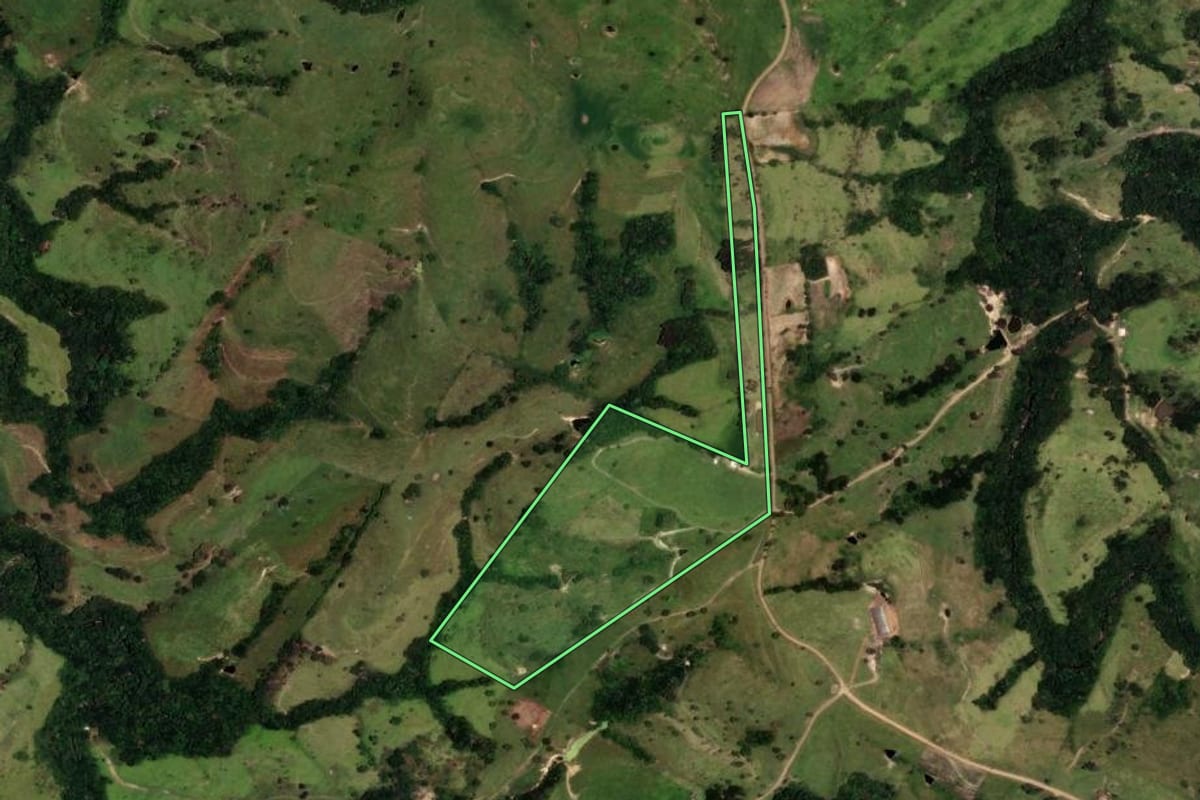Imagem de satélite do imóvel rural em Ortigueira (PR), com o contorno declarado no CAR desenhado por cima.