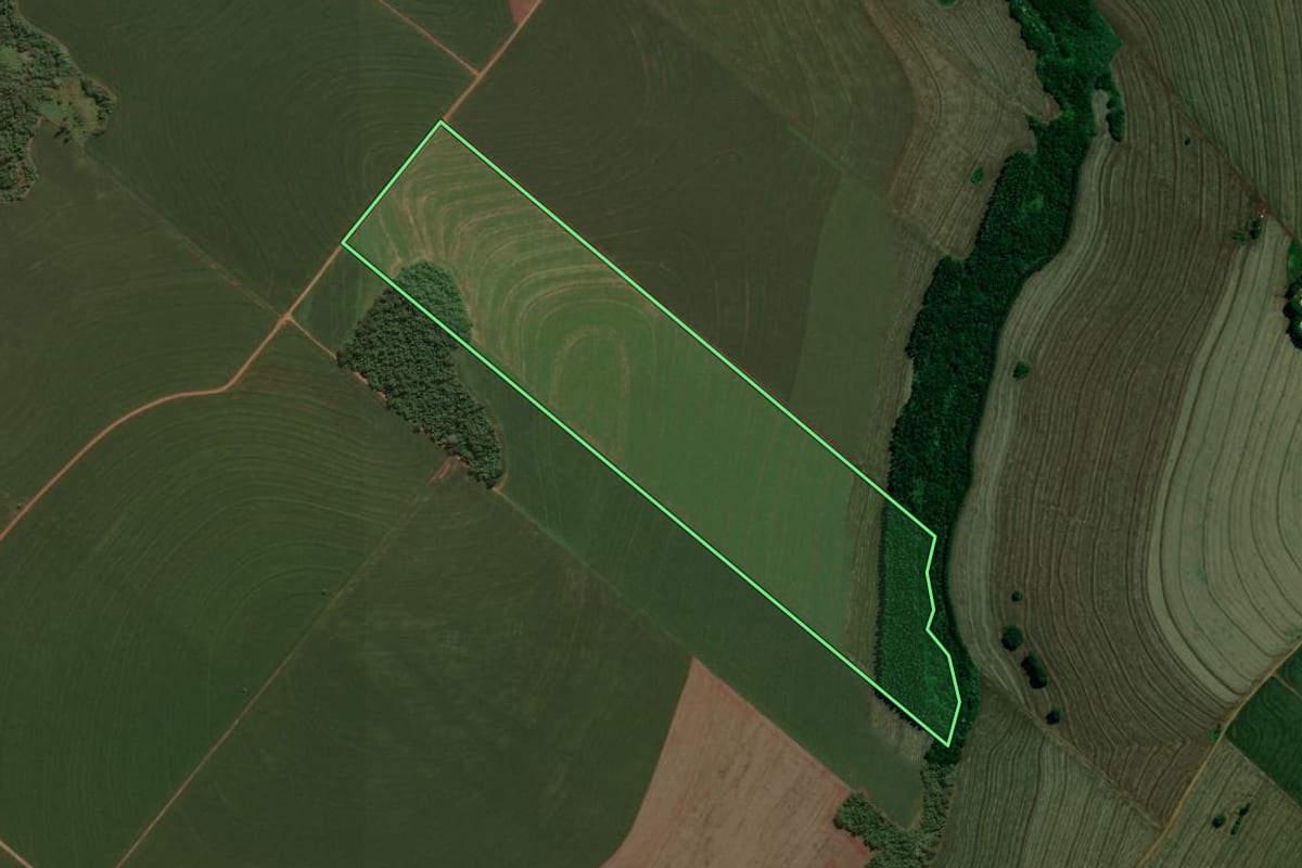 Imagem de satélite do imóvel rural em Ourizona (PR), com o contorno declarado no CAR desenhado por cima.