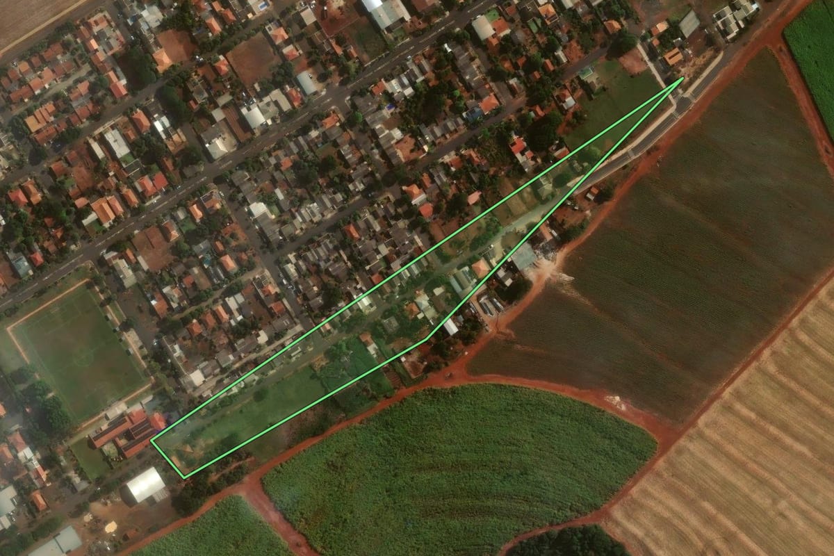 Imagem de satélite do imóvel rural em Ourizona (PR), com o contorno declarado no CAR desenhado por cima.