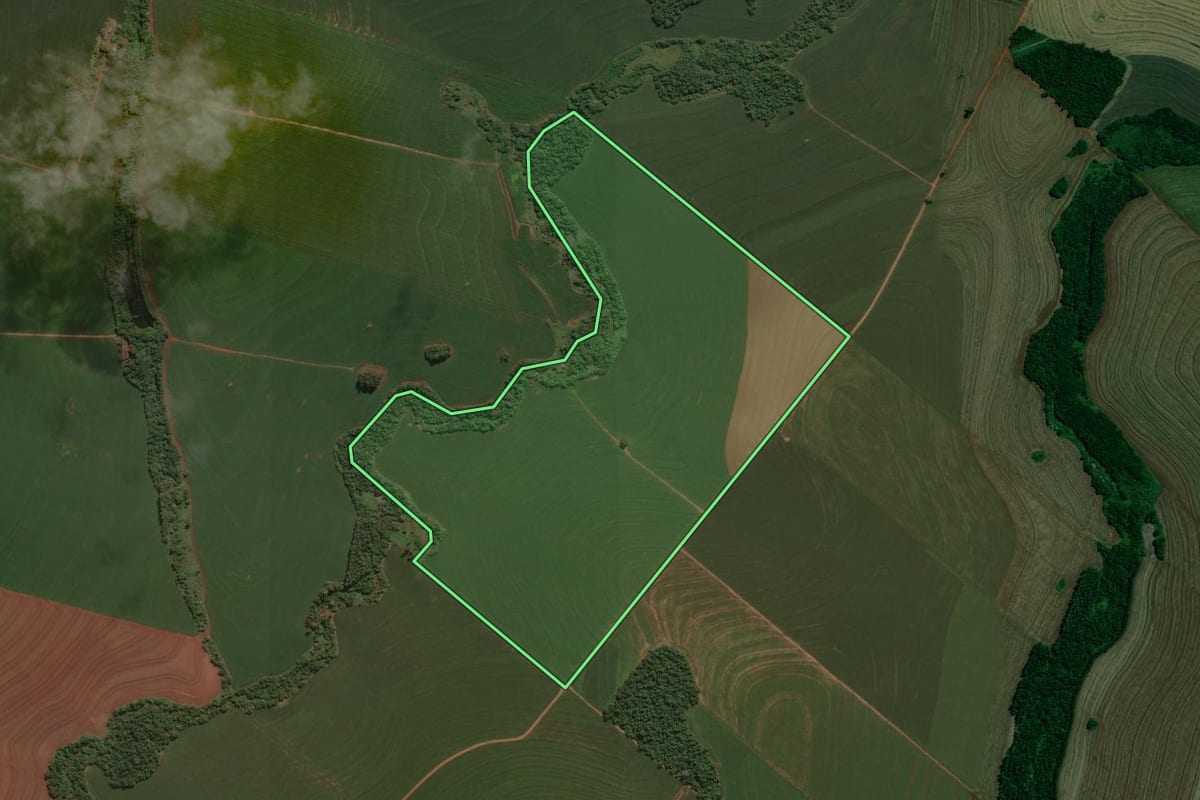 Imagem de satélite do imóvel rural em Ourizona (PR), com o contorno declarado no CAR desenhado por cima.