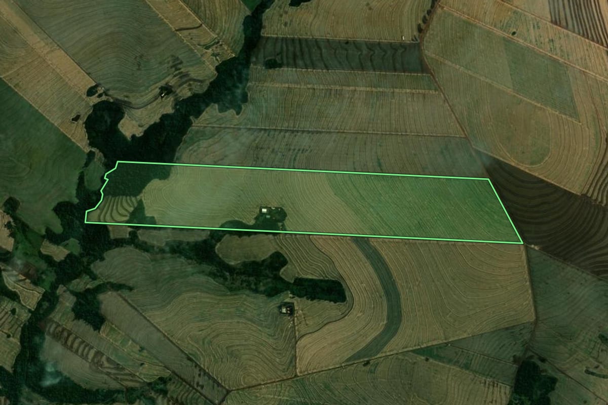 Imagem de satélite do imóvel rural em Ourizona (PR), com o contorno declarado no CAR desenhado por cima.
