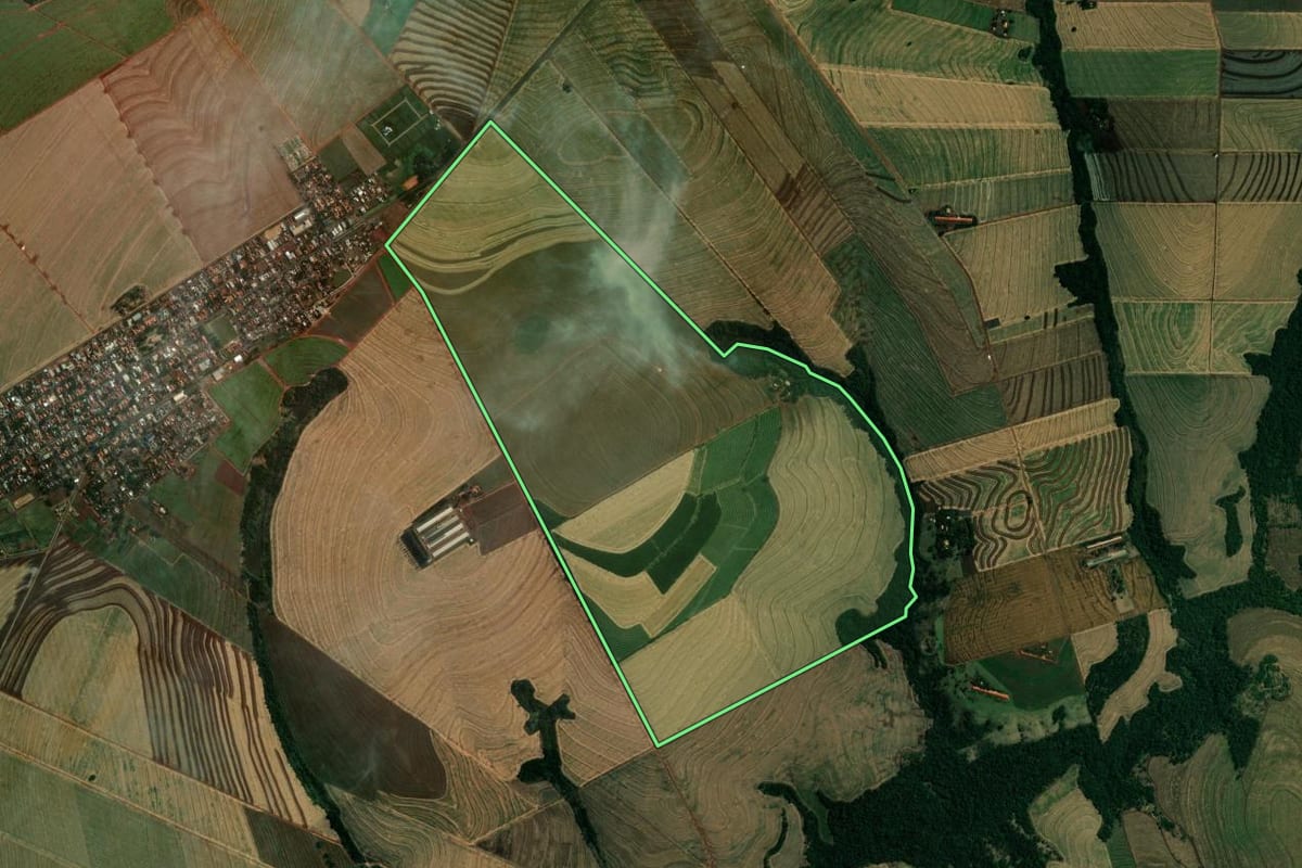Imagem de satélite do imóvel rural em Ourizona (PR), com o contorno declarado no CAR desenhado por cima.