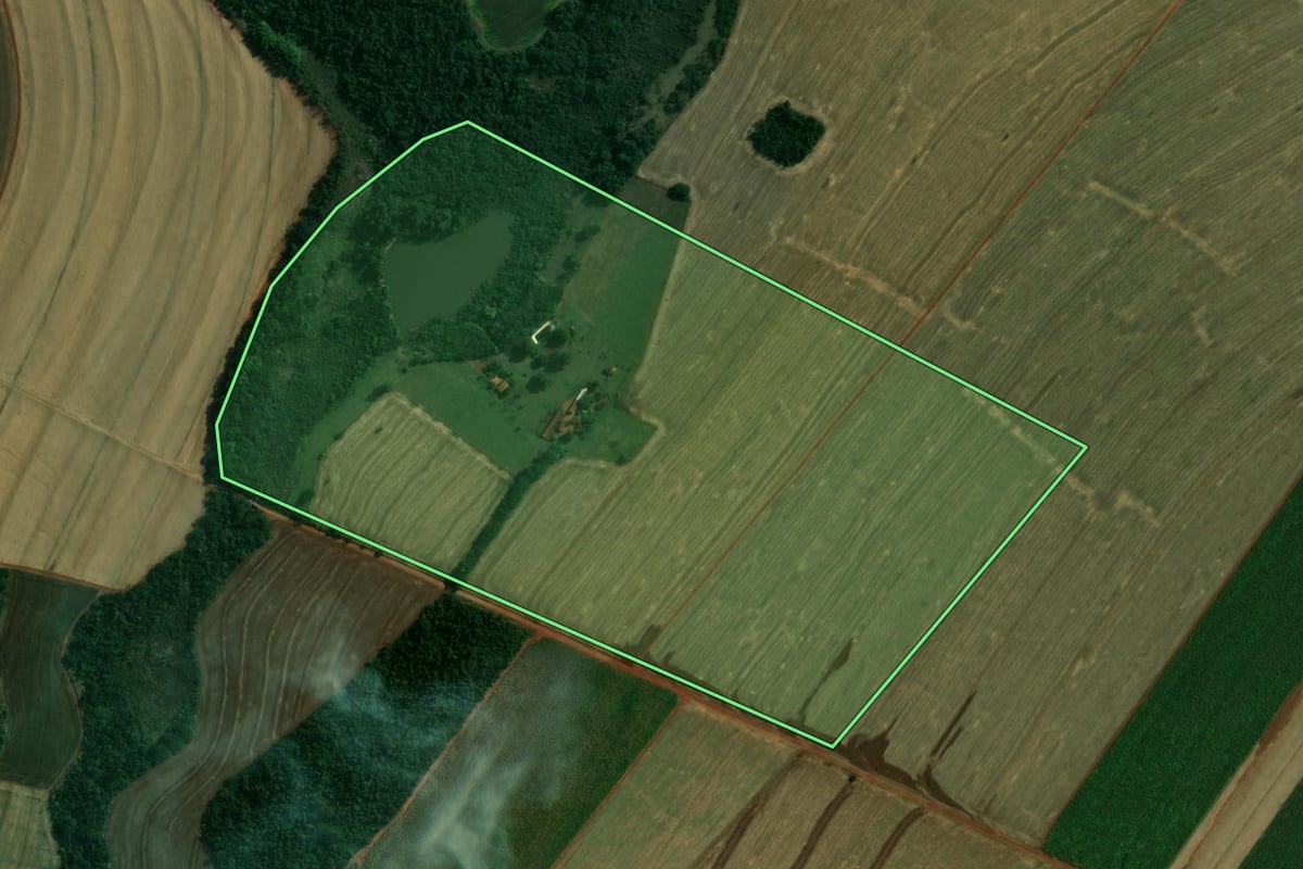 Imagem de satélite do imóvel rural em Ourizona (PR), com o contorno declarado no CAR desenhado por cima.