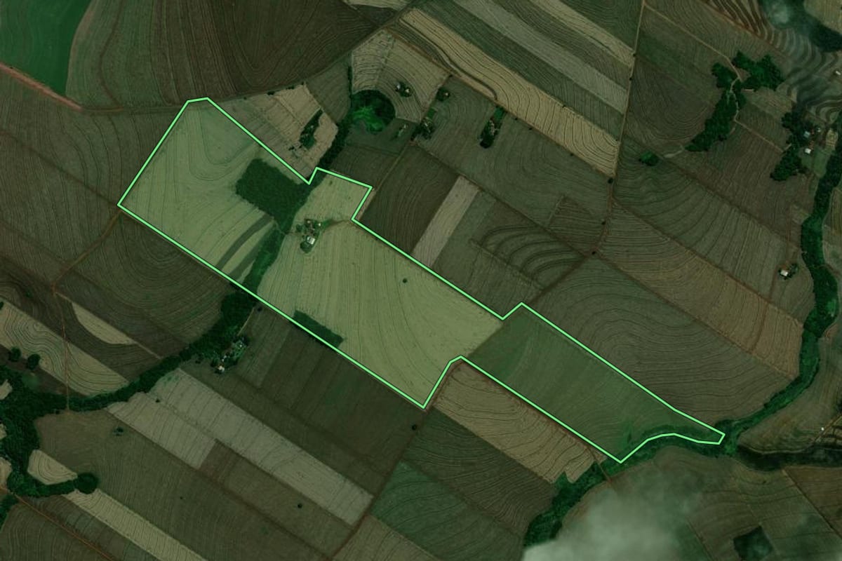 Imagem de satélite do imóvel rural em Ourizona (PR), com o contorno declarado no CAR desenhado por cima.