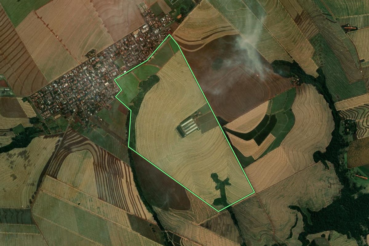 Imagem de satélite do imóvel rural em Ourizona (PR), com o contorno declarado no CAR desenhado por cima.