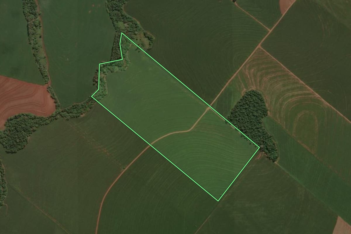 Imagem de satélite do imóvel rural em Ourizona (PR), com o contorno declarado no CAR desenhado por cima.
