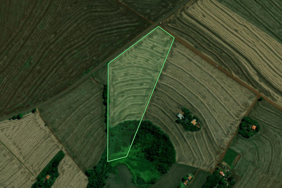 Imagem de satélite do imóvel rural em Ourizona (PR), com o contorno declarado no CAR desenhado por cima.