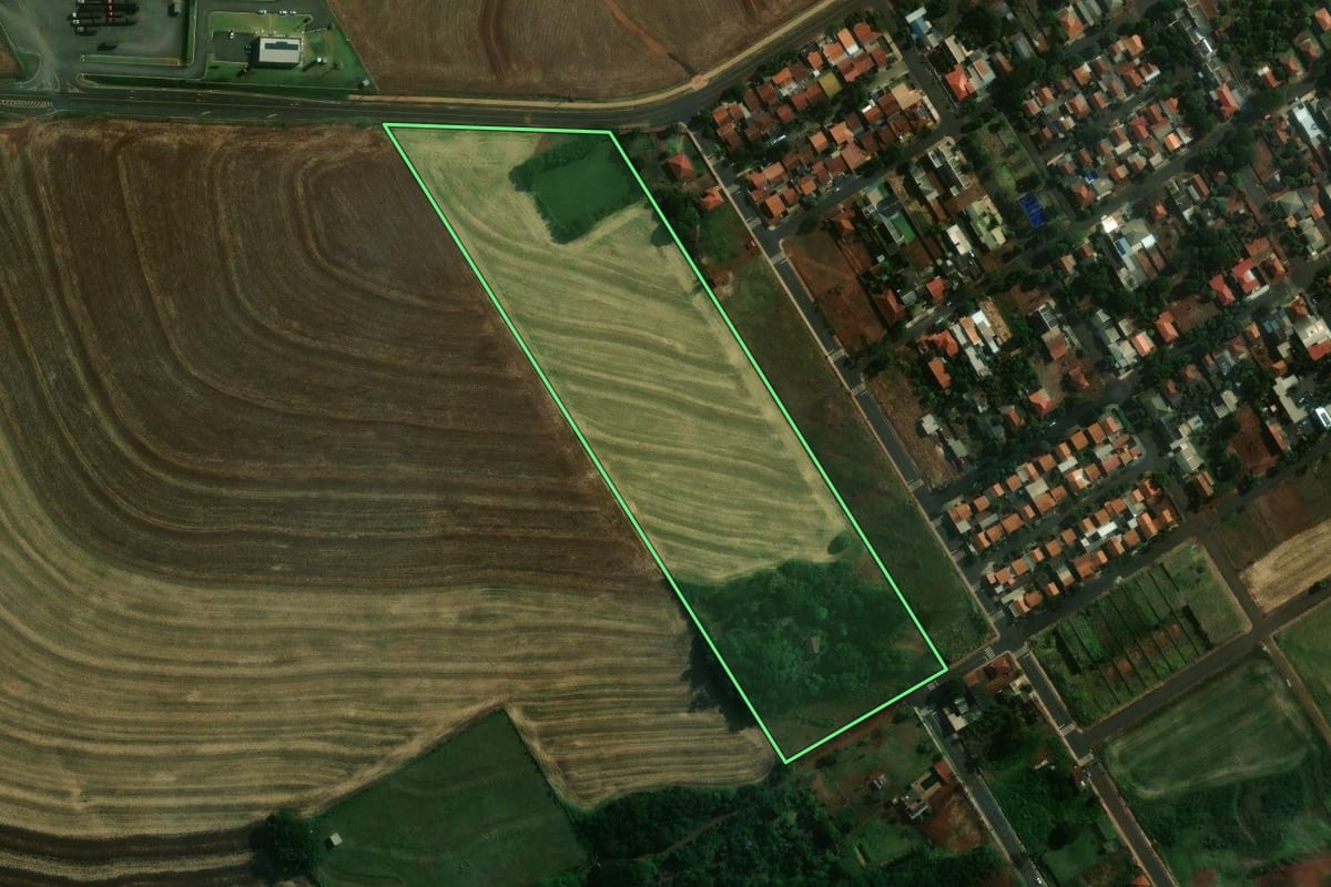 Imagem de satélite do imóvel rural em Ourizona (PR), com o contorno declarado no CAR desenhado por cima.