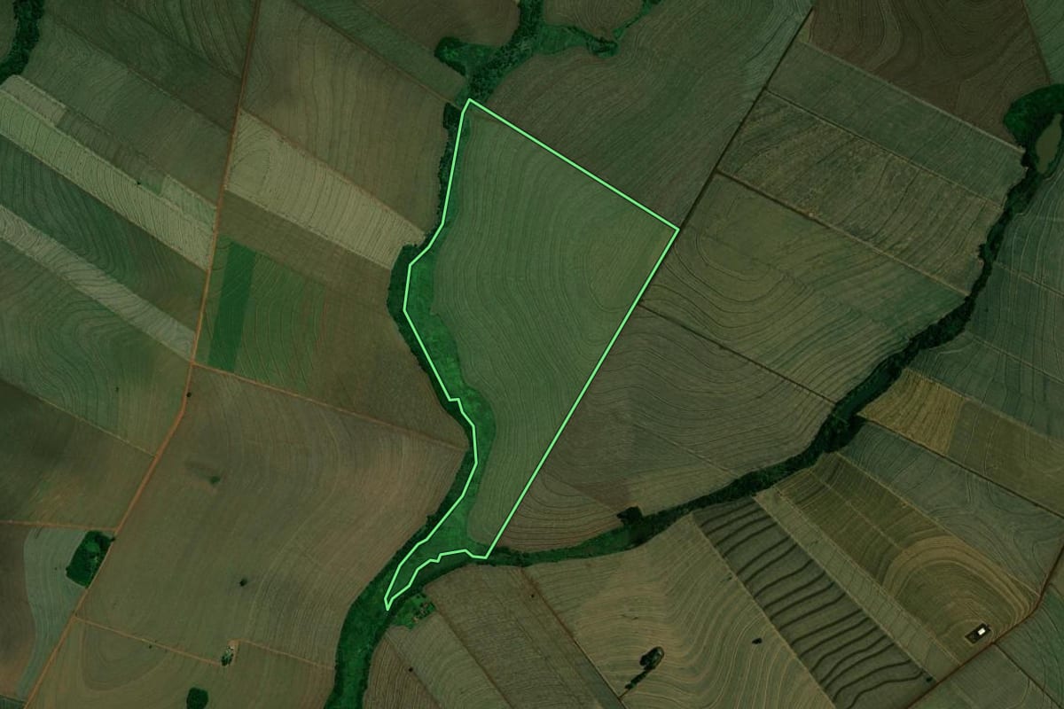 Imagem de satélite do imóvel rural em Ourizona (PR), com o contorno declarado no CAR desenhado por cima.