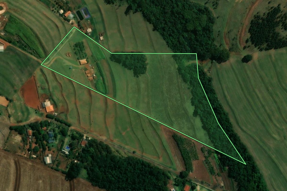 Imagem de satélite do imóvel rural em Ourizona (PR), com o contorno declarado no CAR desenhado por cima.