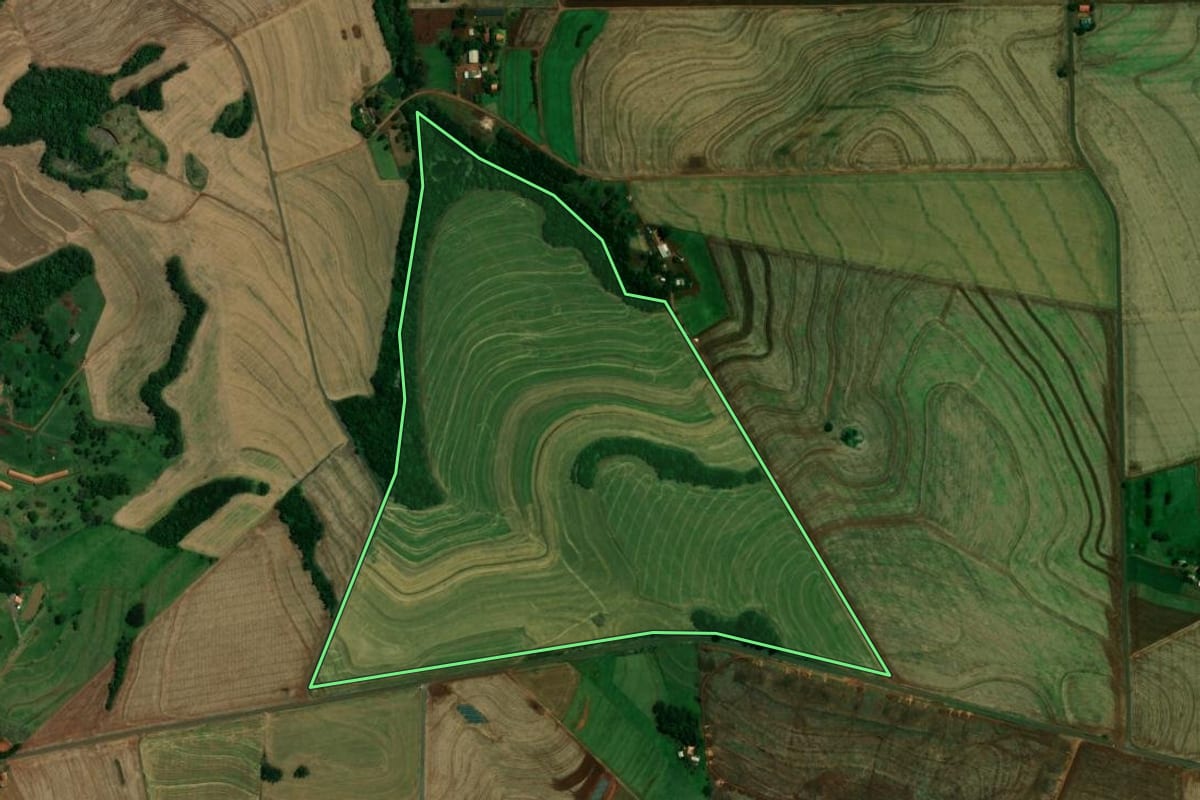 Imagem de satélite do imóvel rural em Ouro Verde do Oeste (PR), com o contorno declarado no CAR desenhado por cima.