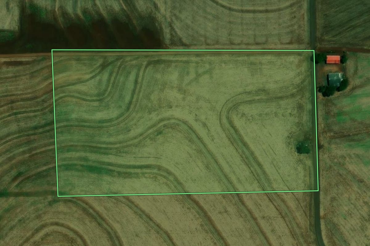Imagem de satélite do imóvel rural em Ouro Verde do Oeste (PR), com o contorno declarado no CAR desenhado por cima.