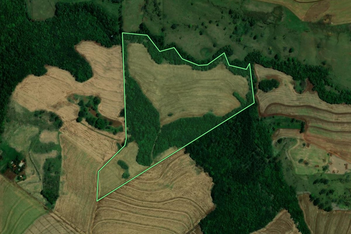 Imagem de satélite do imóvel rural em Ouro Verde do Oeste (PR), com o contorno declarado no CAR desenhado por cima.