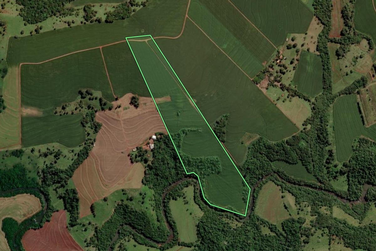 Imagem de satélite do imóvel rural em Ouro Verde do Oeste (PR), com o contorno declarado no CAR desenhado por cima.