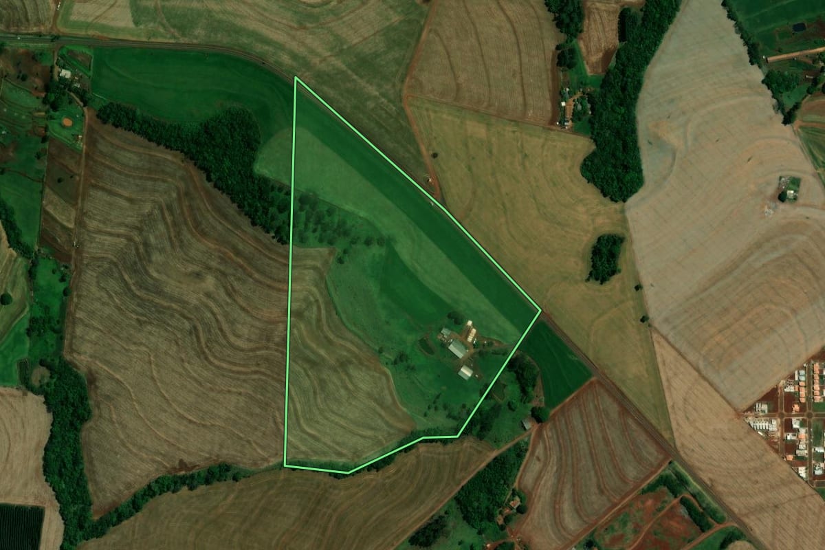 Imagem de satélite do imóvel rural em Ouro Verde do Oeste (PR), com o contorno declarado no CAR desenhado por cima.