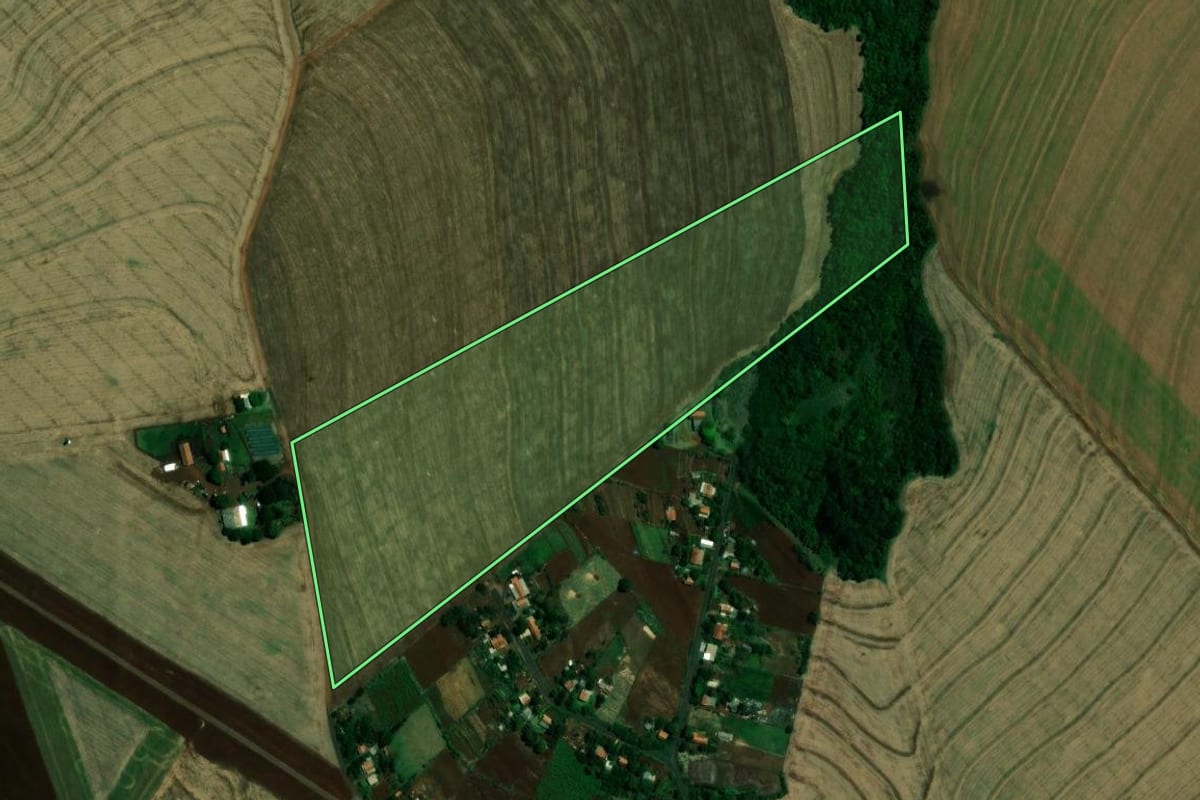 Imagem de satélite do imóvel rural em Ouro Verde do Oeste (PR), com o contorno declarado no CAR desenhado por cima.
