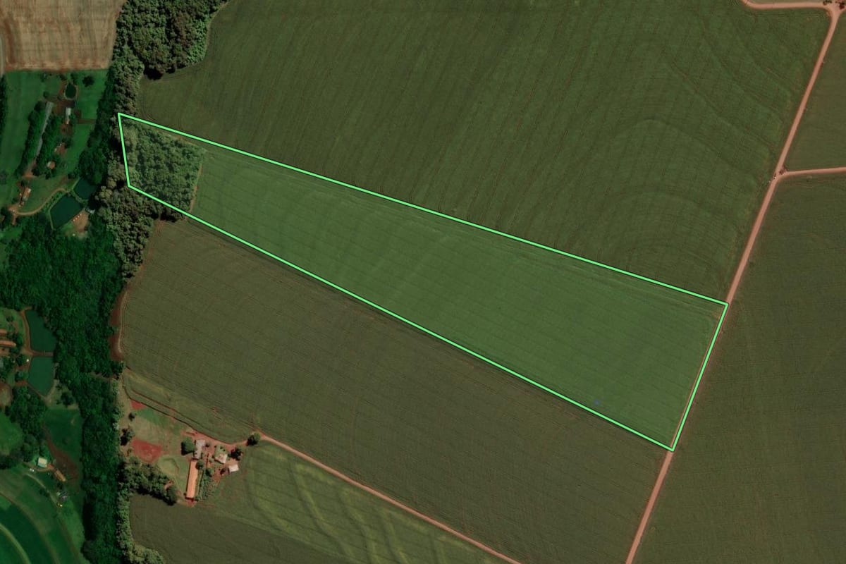 Imagem de satélite do imóvel rural em Ouro Verde do Oeste (PR), com o contorno declarado no CAR desenhado por cima.
