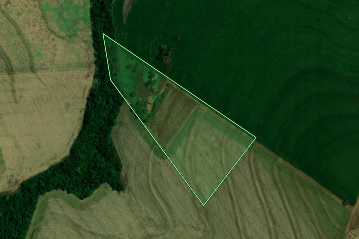 Imagem de satélite do imóvel rural em Ouro Verde do Oeste (PR), com o contorno declarado no CAR desenhado por cima.