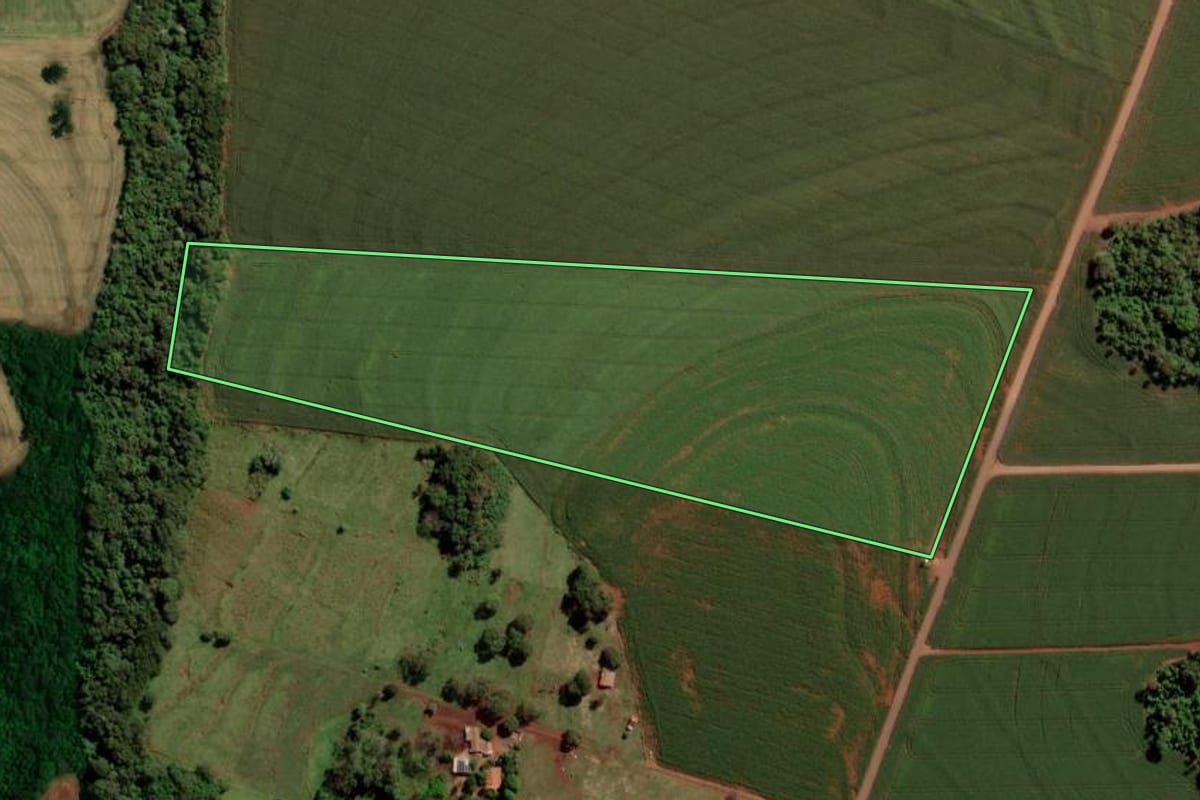 Imagem de satélite do imóvel rural em Ouro Verde do Oeste (PR), com o contorno declarado no CAR desenhado por cima.