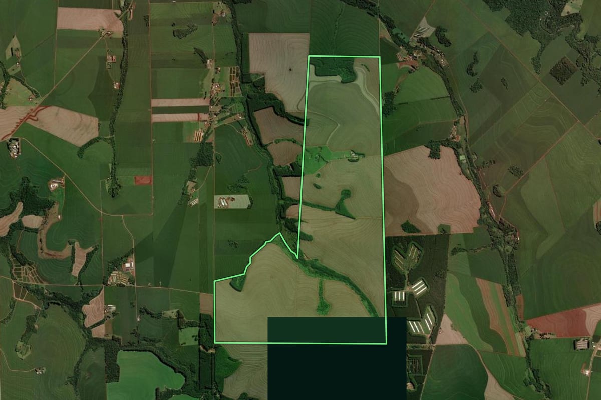 Imagem de satélite do imóvel rural em Ouro Verde do Oeste (PR), com o contorno declarado no CAR desenhado por cima.