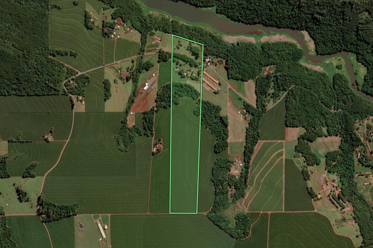 Imagem de satélite do imóvel rural em Ouro Verde do Oeste (PR), com o contorno declarado no CAR desenhado por cima.