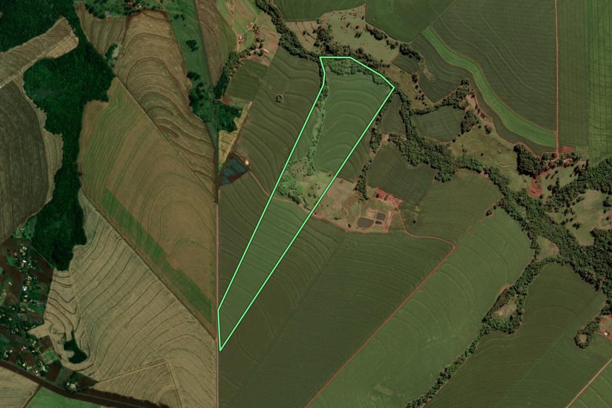 Imagem de satélite do imóvel rural em Ouro Verde do Oeste (PR), com o contorno declarado no CAR desenhado por cima.
