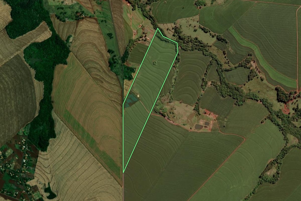 Imagem de satélite do imóvel rural em Ouro Verde do Oeste (PR), com o contorno declarado no CAR desenhado por cima.