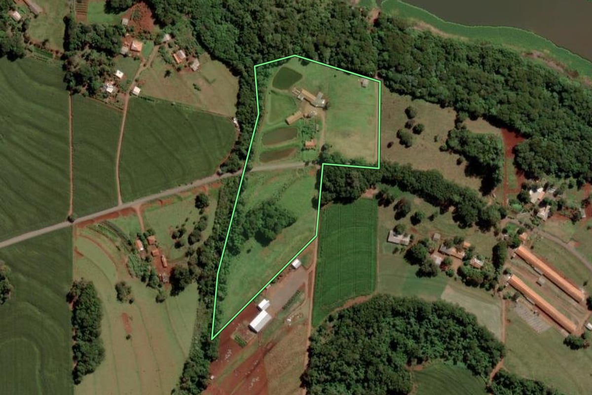 Imagem de satélite do imóvel rural em Ouro Verde do Oeste (PR), com o contorno declarado no CAR desenhado por cima.