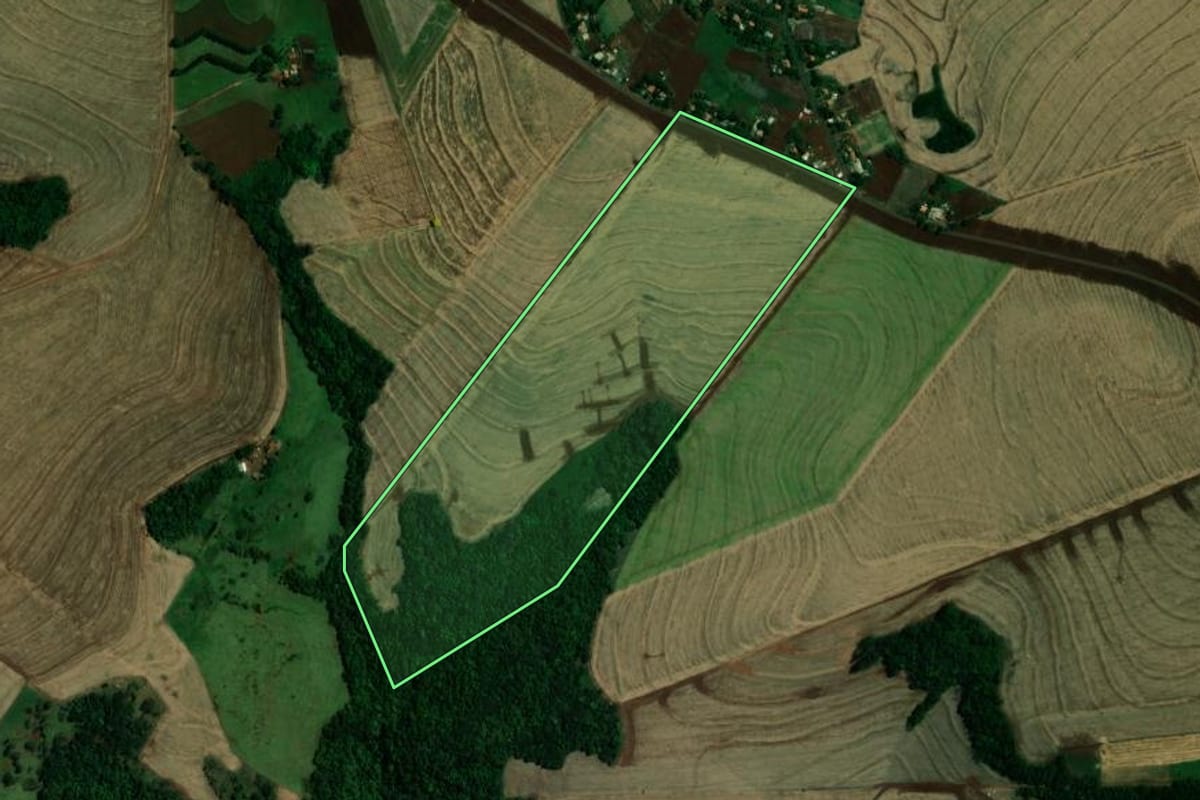 Imagem de satélite do imóvel rural em Ouro Verde do Oeste (PR), com o contorno declarado no CAR desenhado por cima.