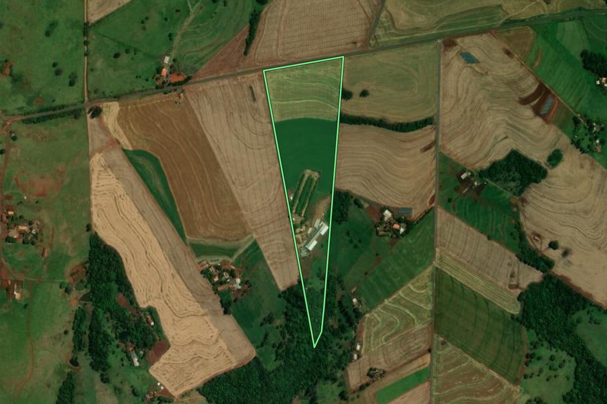 Imagem de satélite do imóvel rural em Ouro Verde do Oeste (PR), com o contorno declarado no CAR desenhado por cima.