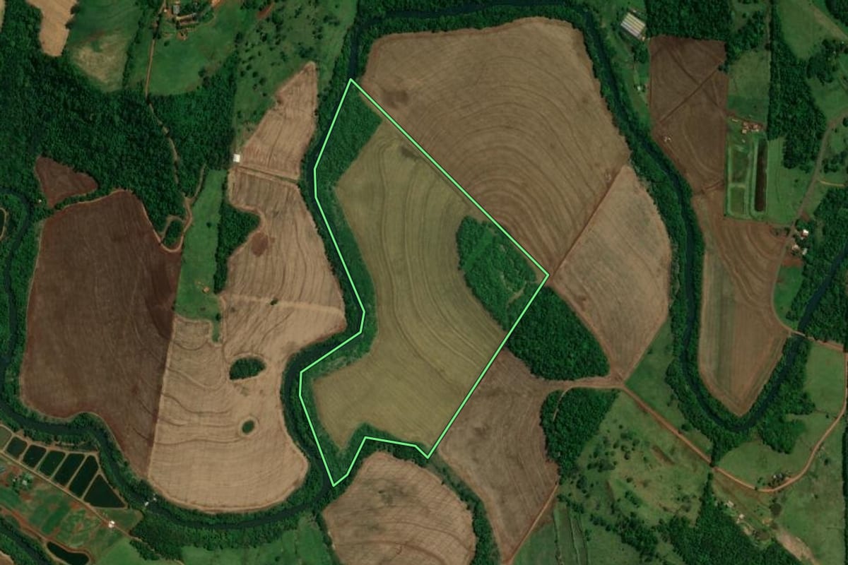 Imagem de satélite do imóvel rural em Ouro Verde do Oeste (PR), com o contorno declarado no CAR desenhado por cima.