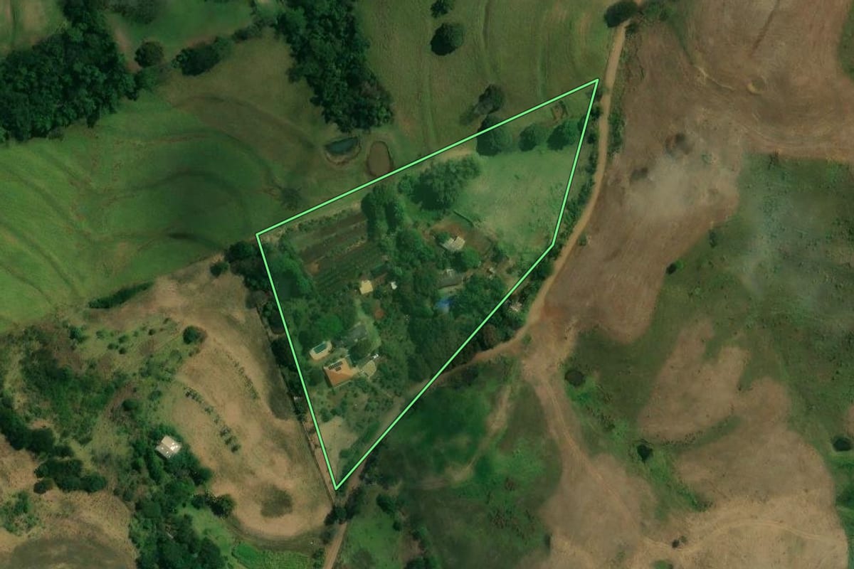 Imagem de satélite do imóvel rural em Paiçandu (PR), com o contorno declarado no CAR desenhado por cima.