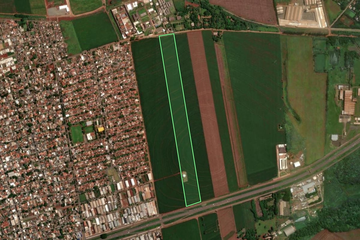 Imagem de satélite do imóvel rural em Paiçandu (PR), com o contorno declarado no CAR desenhado por cima.