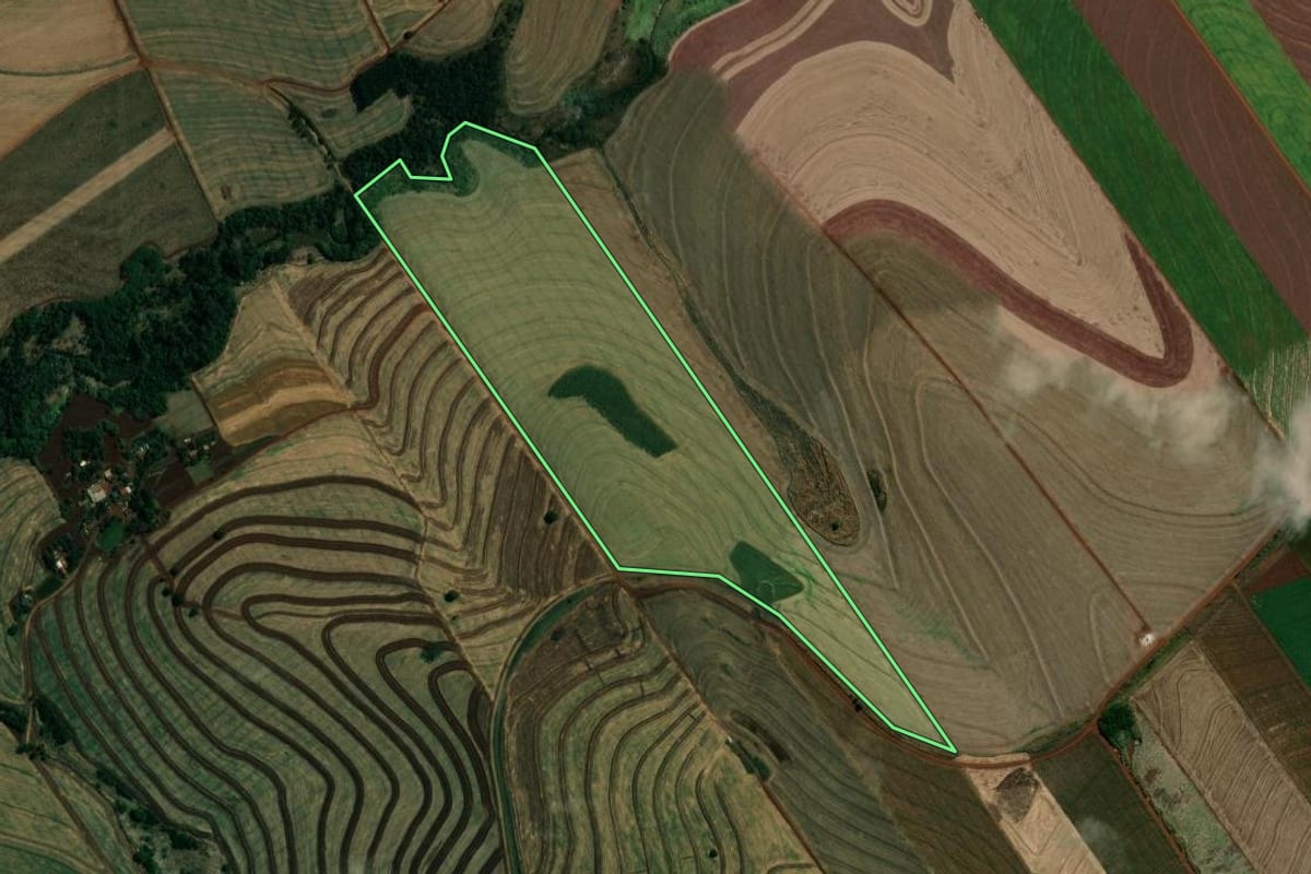 Imagem de satélite do imóvel rural em Paiçandu (PR), com o contorno declarado no CAR desenhado por cima.