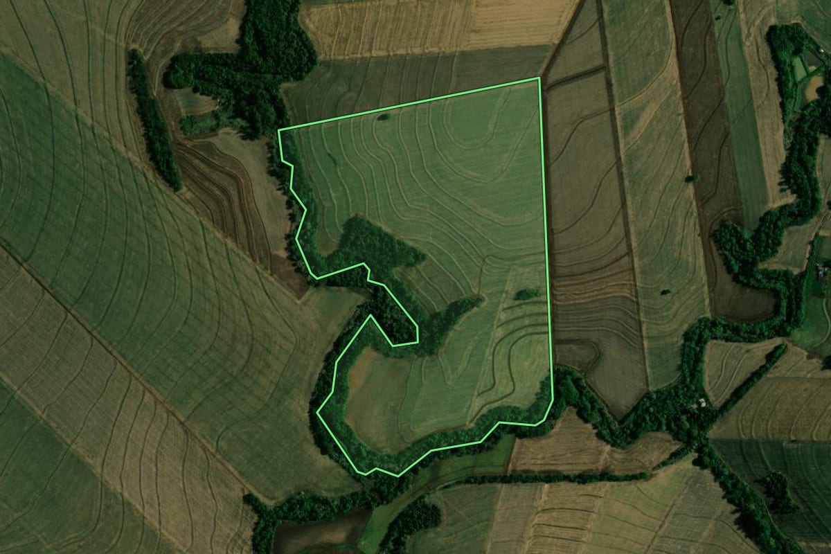 Imagem de satélite do imóvel rural em Paiçandu (PR), com o contorno declarado no CAR desenhado por cima.