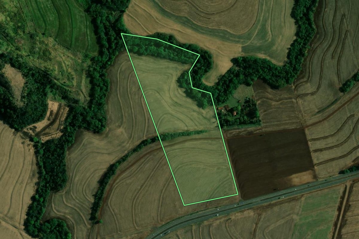 Imagem de satélite do imóvel rural em Paiçandu (PR), com o contorno declarado no CAR desenhado por cima.