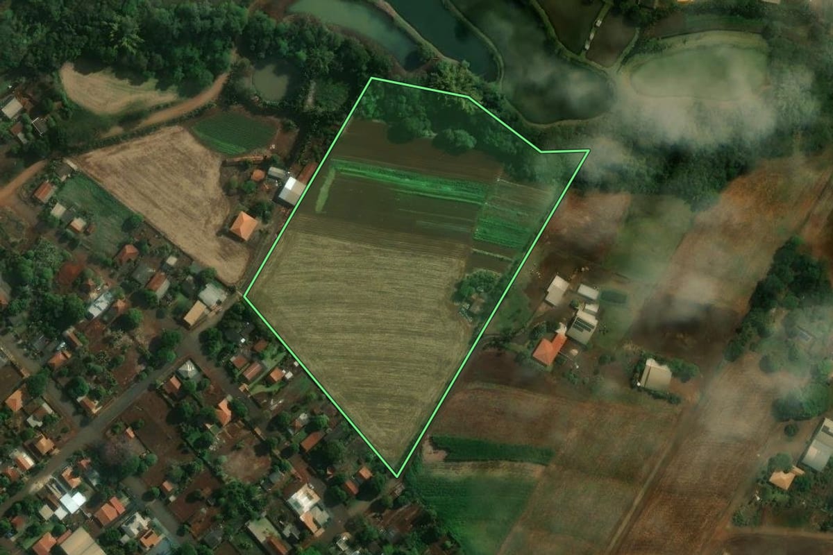 Imagem de satélite do imóvel rural em Paiçandu (PR), com o contorno declarado no CAR desenhado por cima.