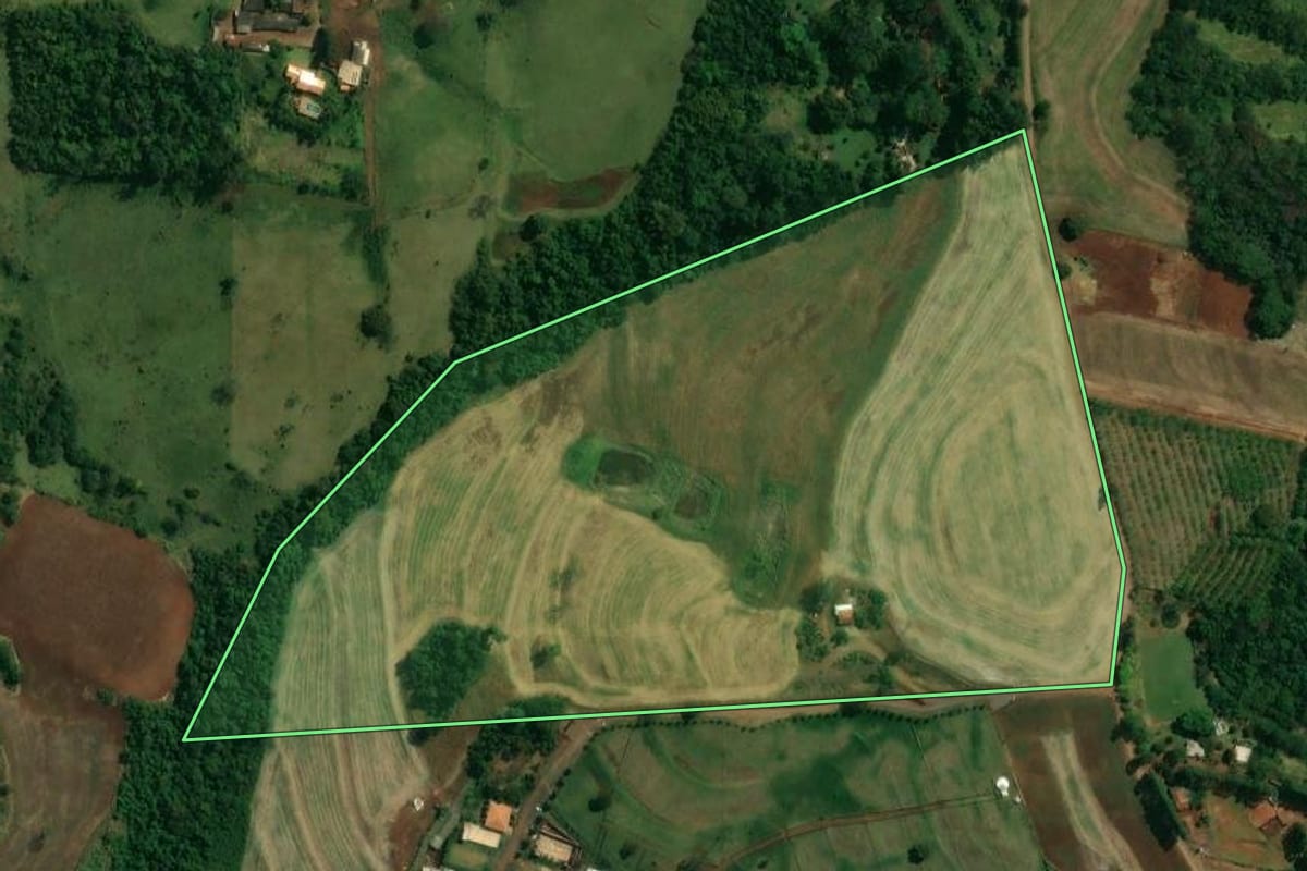 Imagem de satélite do imóvel rural em Paiçandu (PR), com o contorno declarado no CAR desenhado por cima.