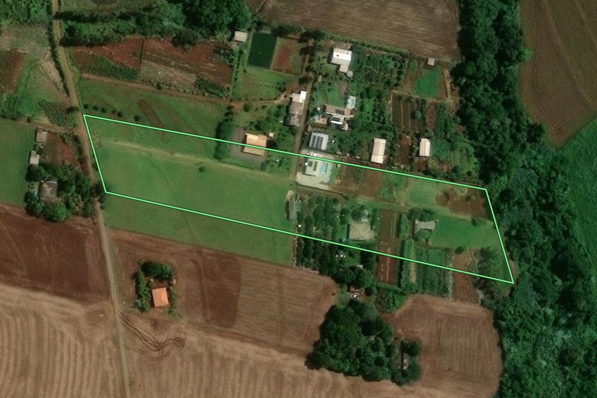 Imagem de satélite do imóvel rural em Paiçandu (PR), com o contorno declarado no CAR desenhado por cima.