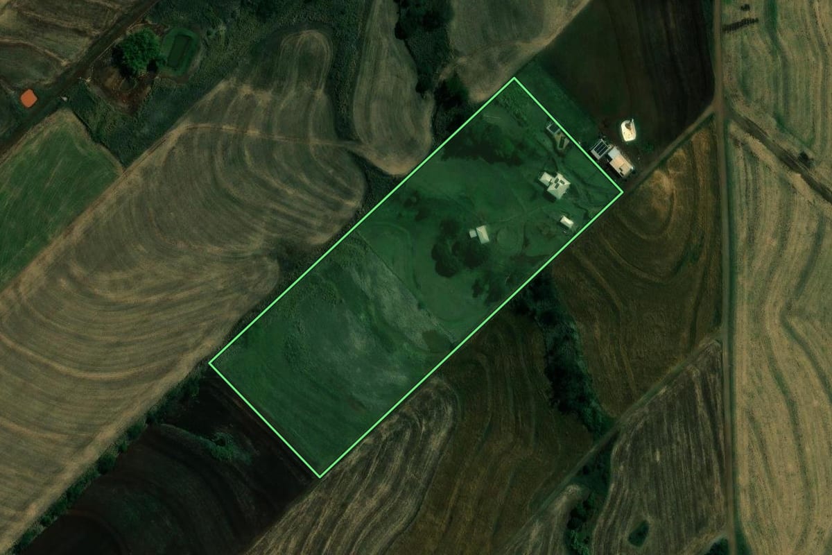 Imagem de satélite do imóvel rural em Paiçandu (PR), com o contorno declarado no CAR desenhado por cima.