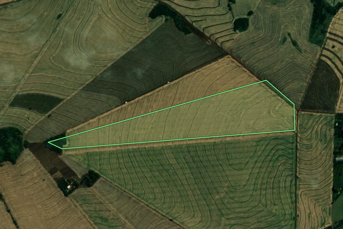 Imagem de satélite do imóvel rural em Paiçandu (PR), com o contorno declarado no CAR desenhado por cima.