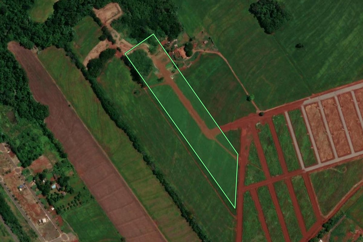 Imagem de satélite do imóvel rural em Paiçandu (PR), com o contorno declarado no CAR desenhado por cima.