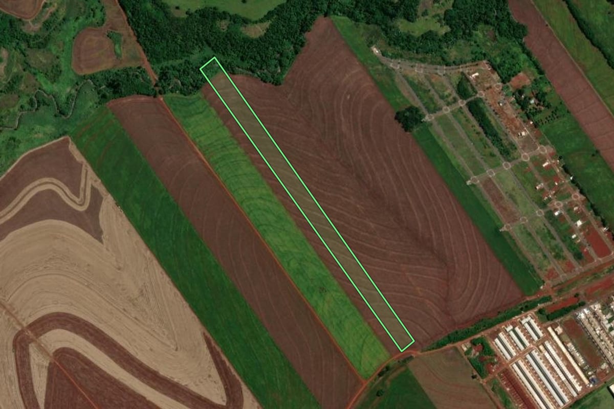 Imagem de satélite do imóvel rural em Paiçandu (PR), com o contorno declarado no CAR desenhado por cima.
