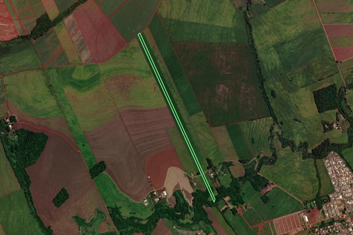 Imagem de satélite do imóvel rural em Paiçandu (PR), com o contorno declarado no CAR desenhado por cima.