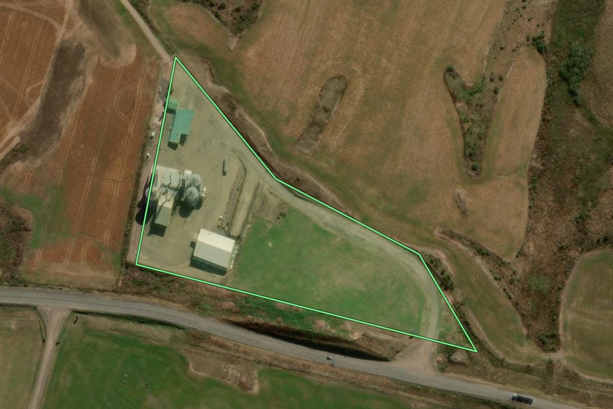 Imagem de satélite do imóvel rural em Palmas (PR), com o contorno declarado no CAR desenhado por cima.