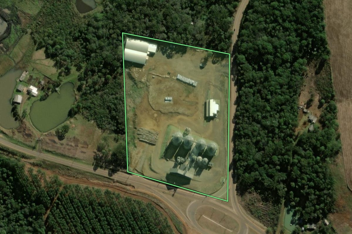 Imagem de satélite do imóvel rural em Palmas (PR), com o contorno declarado no CAR desenhado por cima.