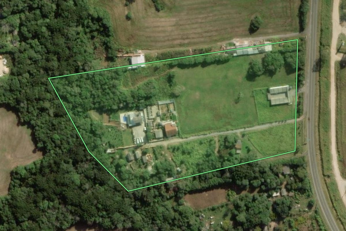Imagem de satélite do imóvel rural em Palmeira (PR), com o contorno declarado no CAR desenhado por cima.
