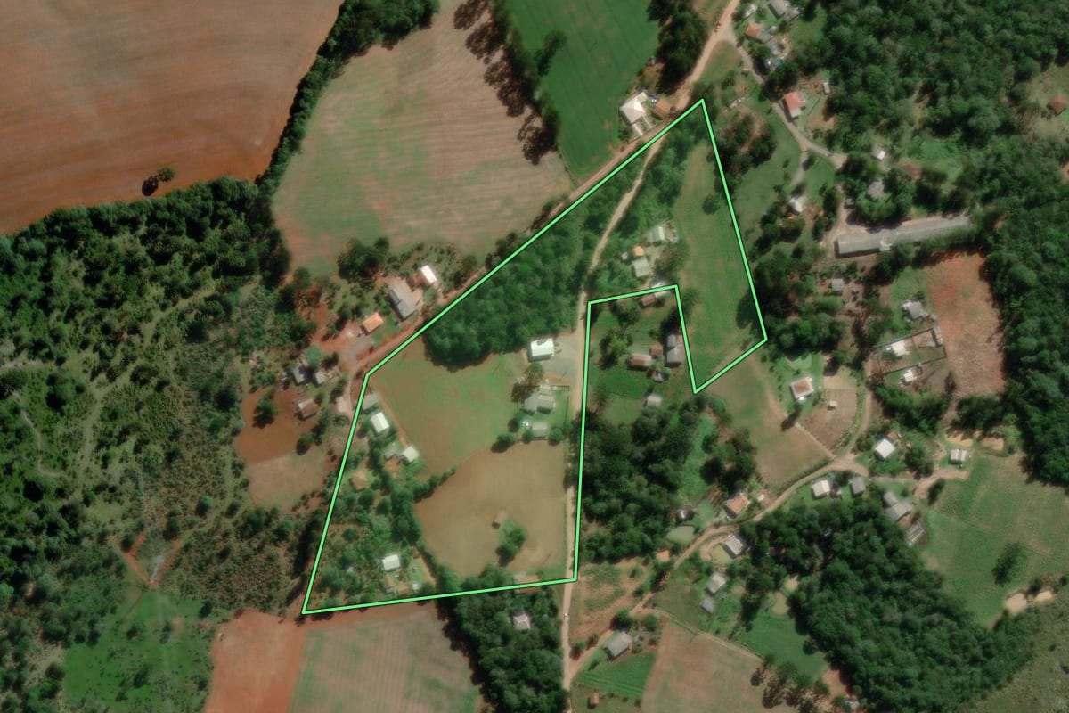 Imagem de satélite do imóvel rural em Palmeira (PR), com o contorno declarado no CAR desenhado por cima.