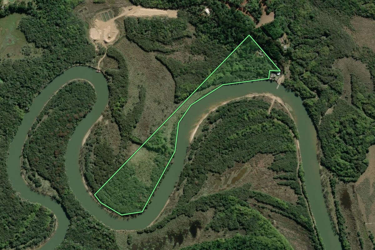 Imagem de satélite do imóvel rural em Palmeira (PR), com o contorno declarado no CAR desenhado por cima.
